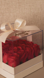 Caixa bege com rosas vermelhas