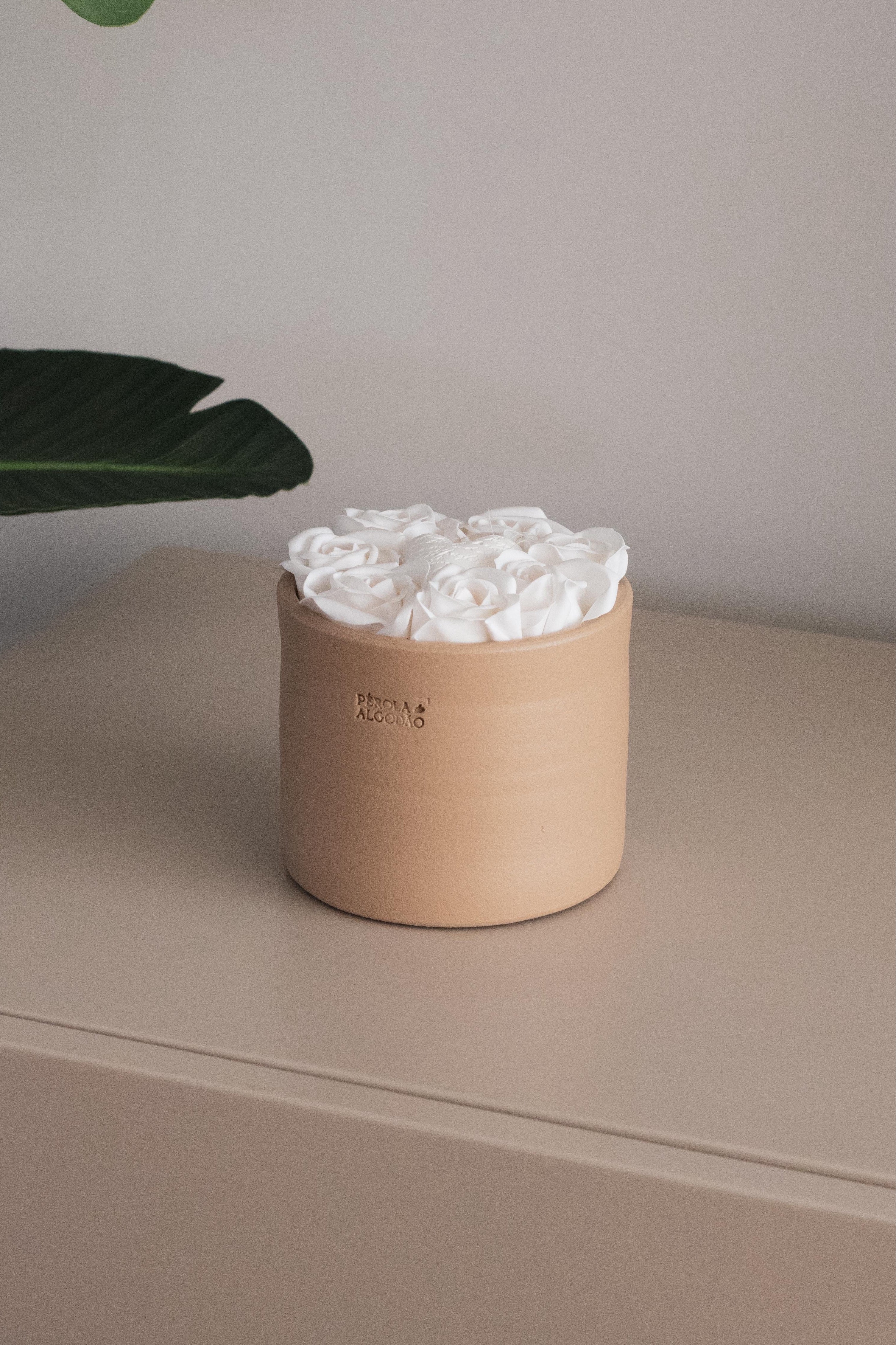 Vaso cerâmica com rosas e coração perfumado