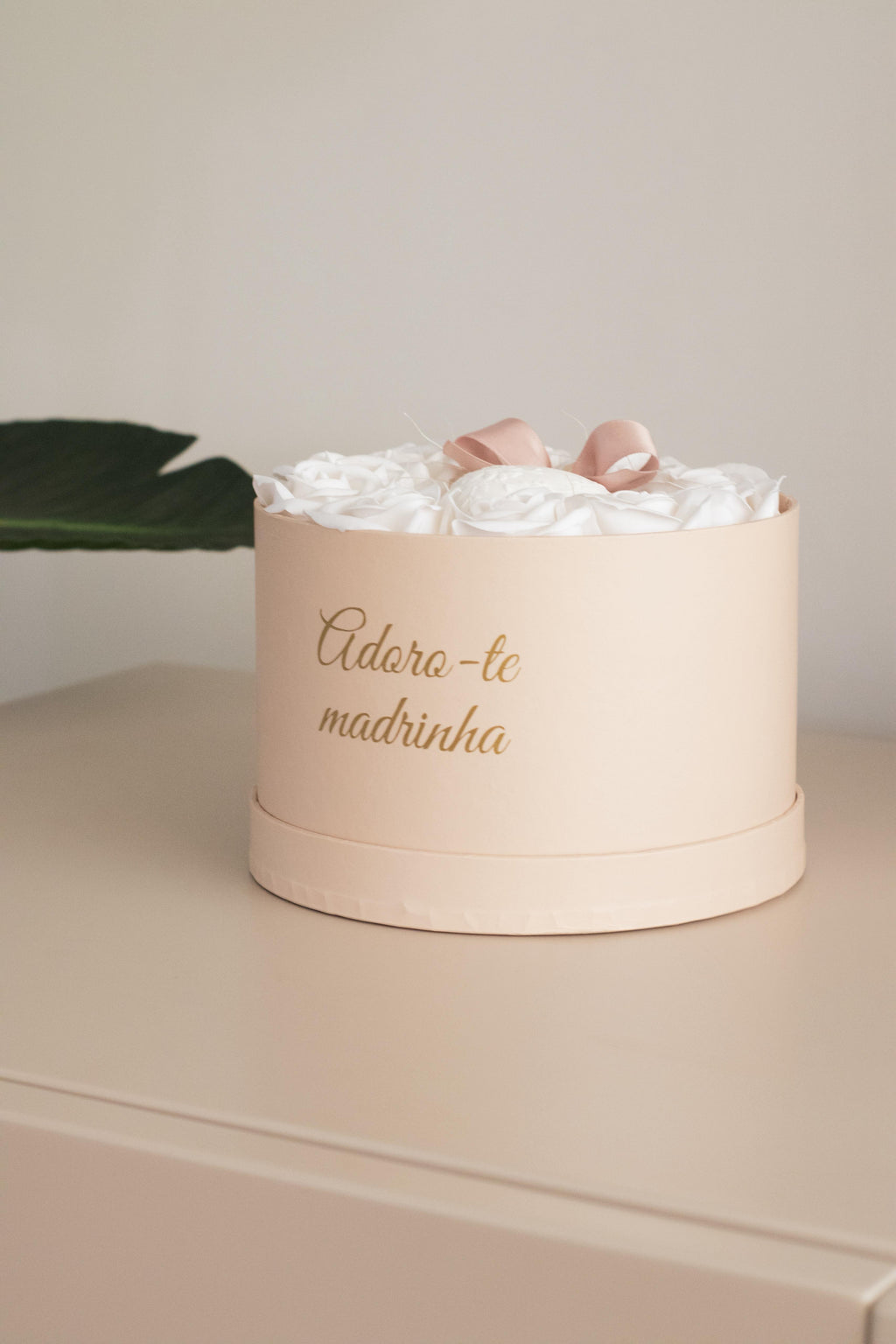 Caixa com rosas e coração perfumado para a madrinha