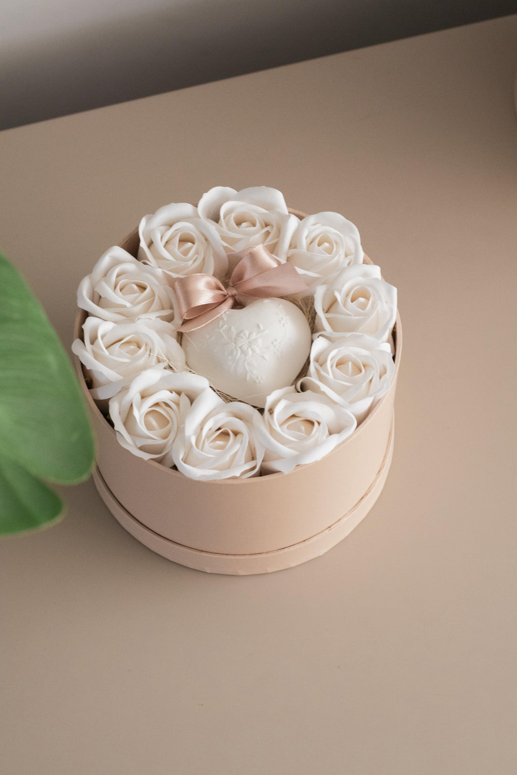 Caixa com rosas e coração perfumado