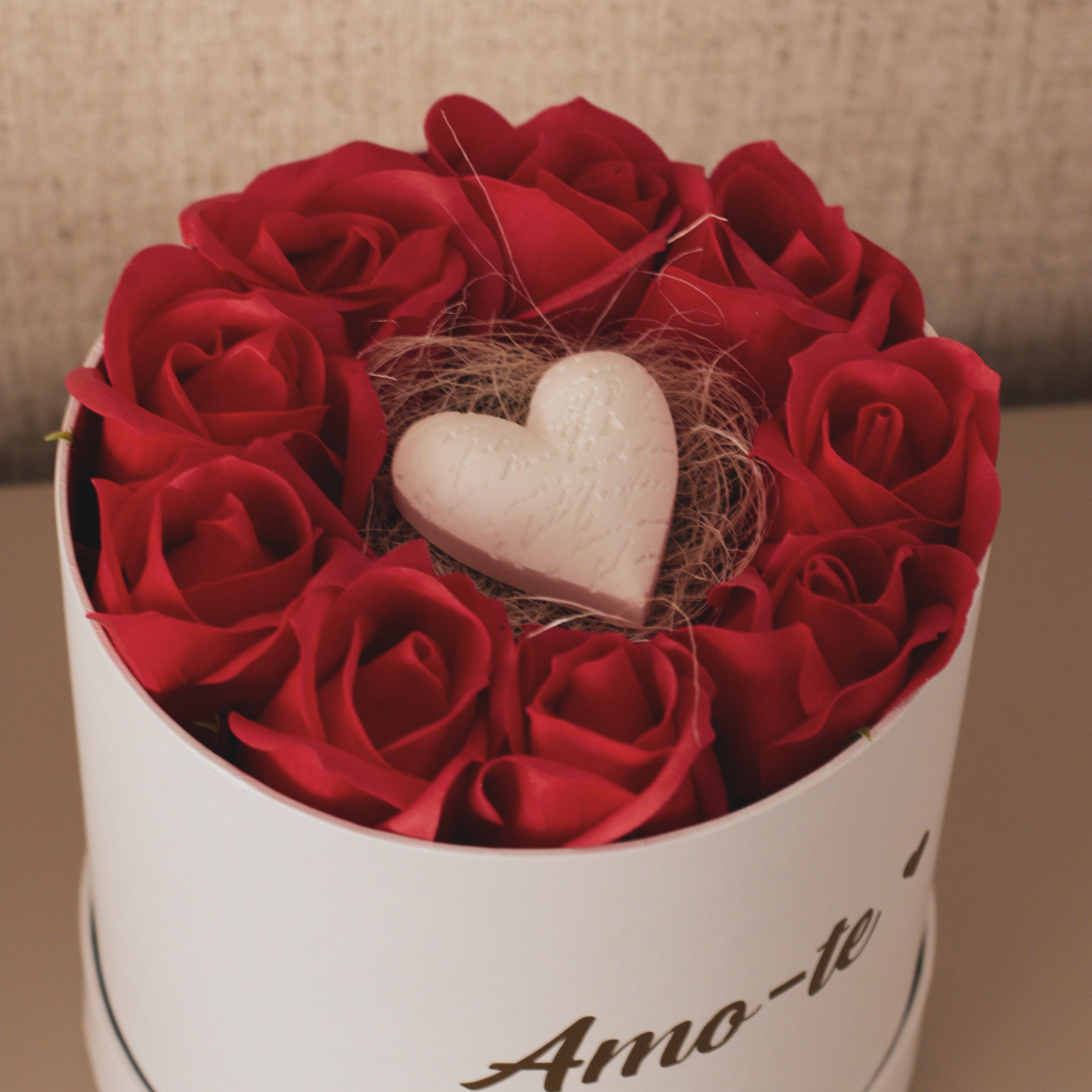 Caixa redonda com rosas