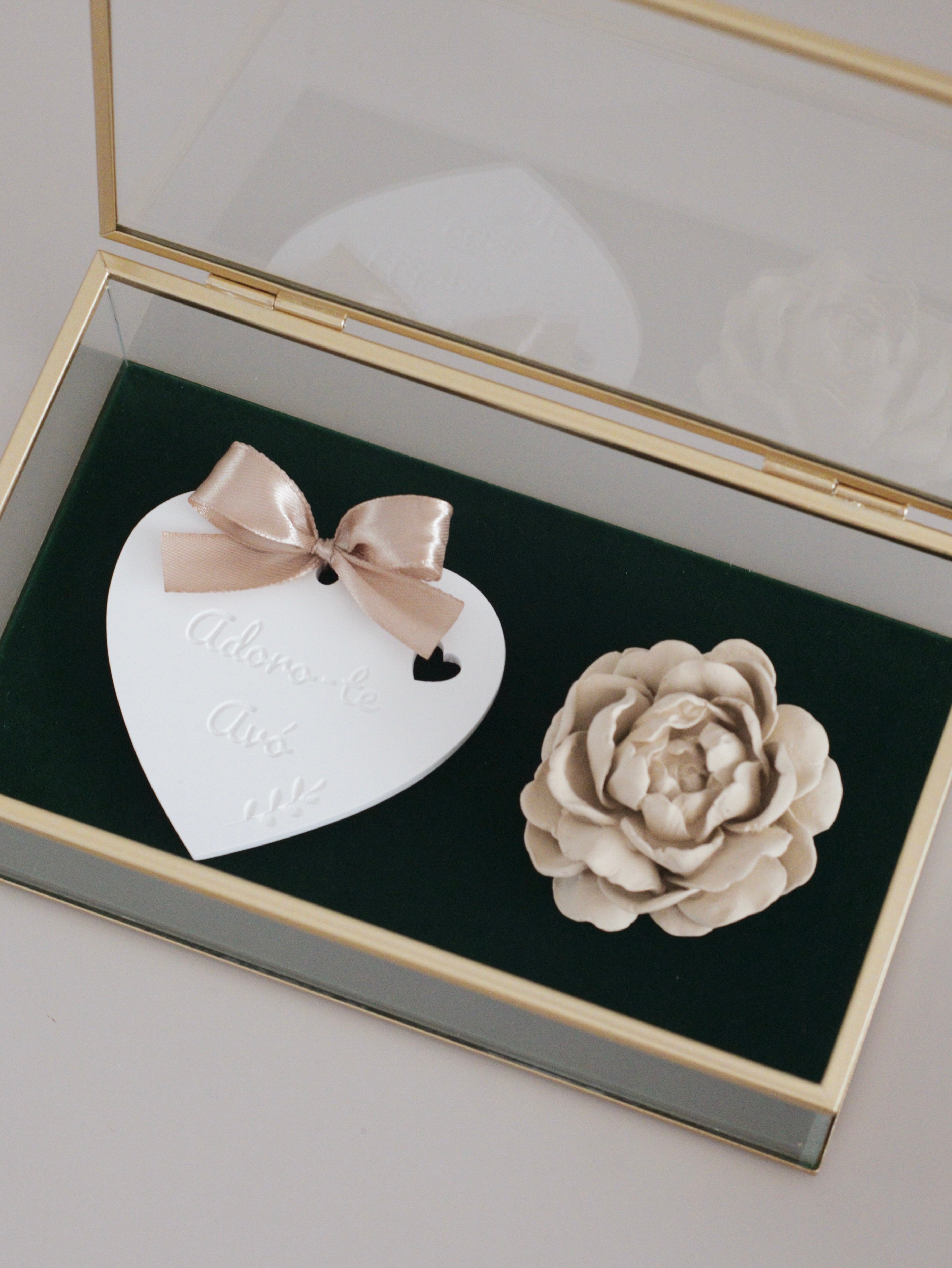 Caixa com peça "Adoro-te avó" e gardénia