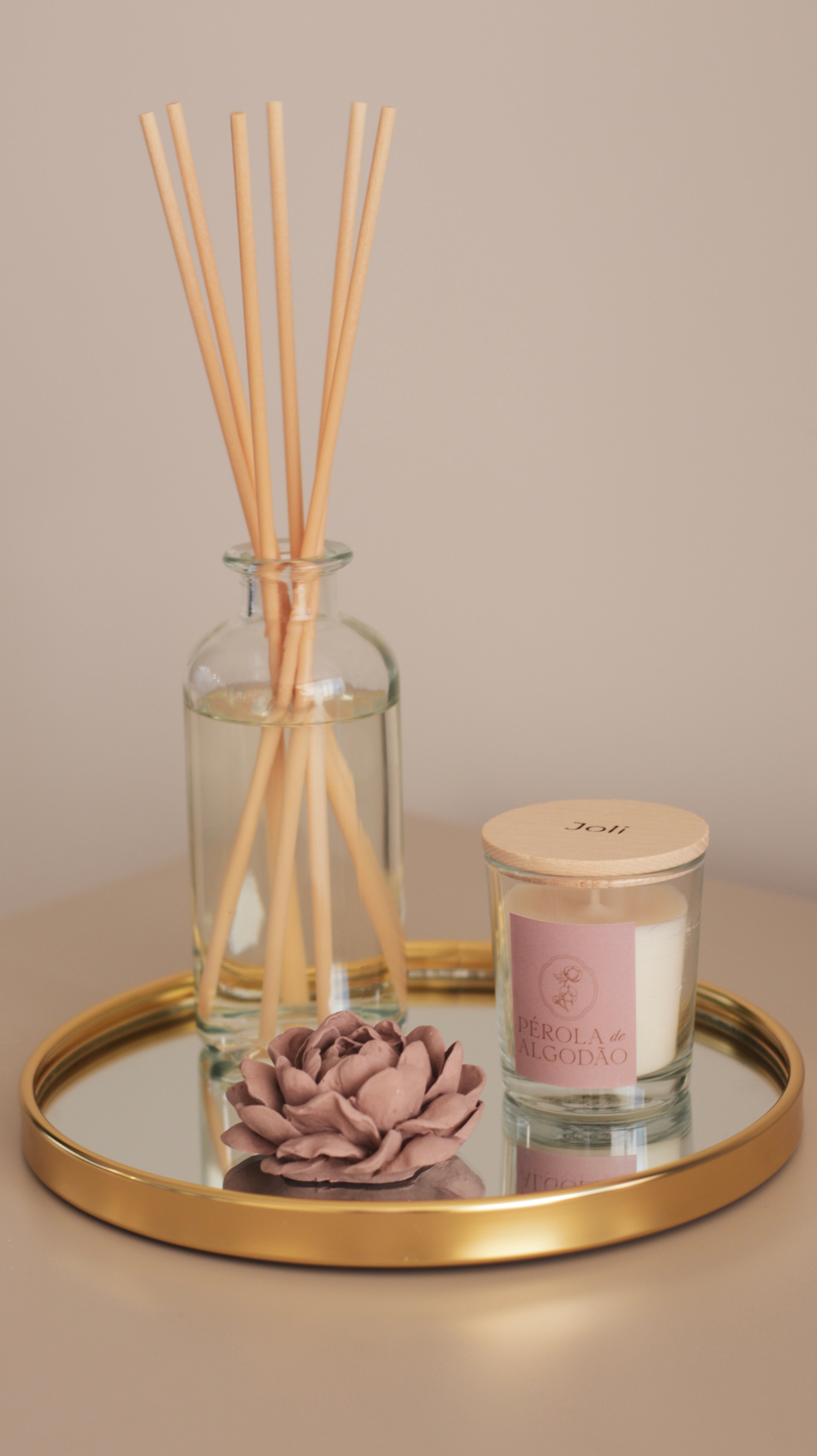 Bandeja com difusor, vela e flor