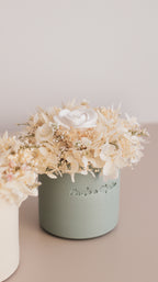 Vaso pequeno com flores preservadas e de gesso perfumado