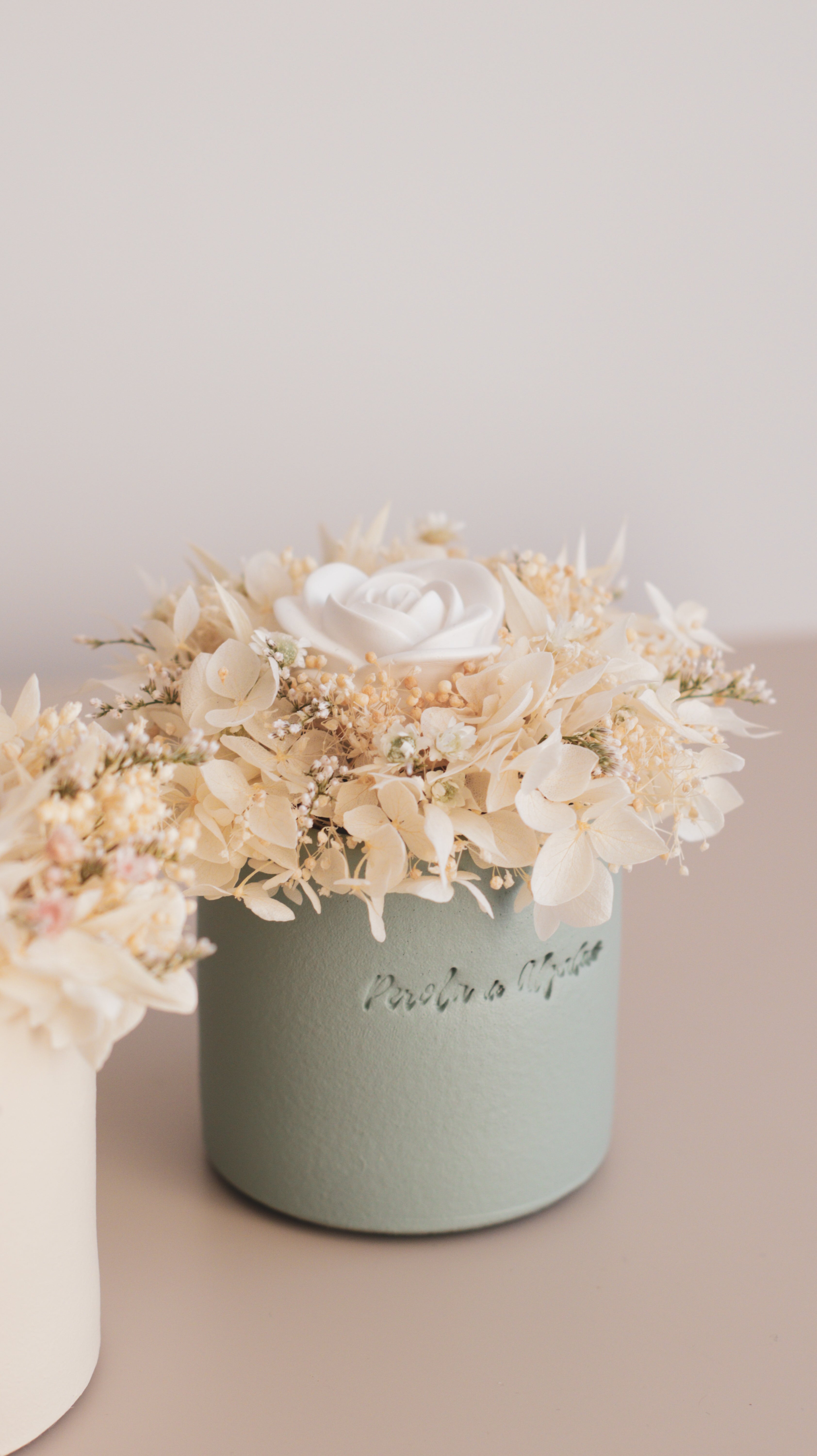 Vaso pequeno com flores preservadas e de gesso perfumado