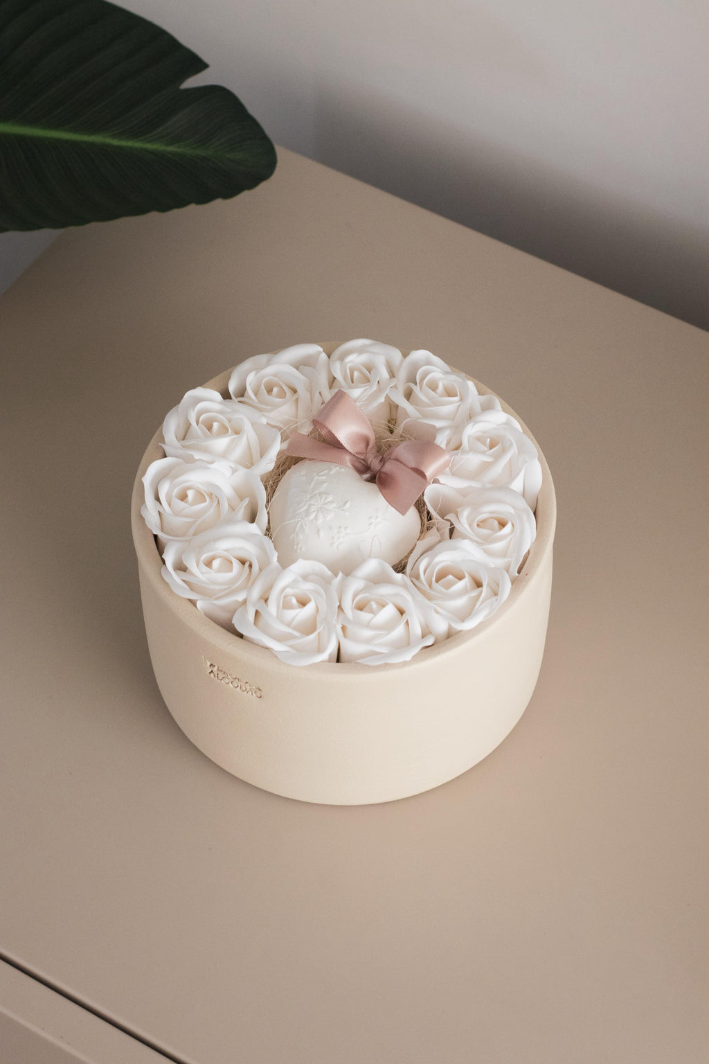 Vaso de cerâmica grande com rosas e coração de gesso perfumado
