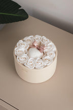 Vaso de cerâmica grande com rosas e coração de gesso perfumado
