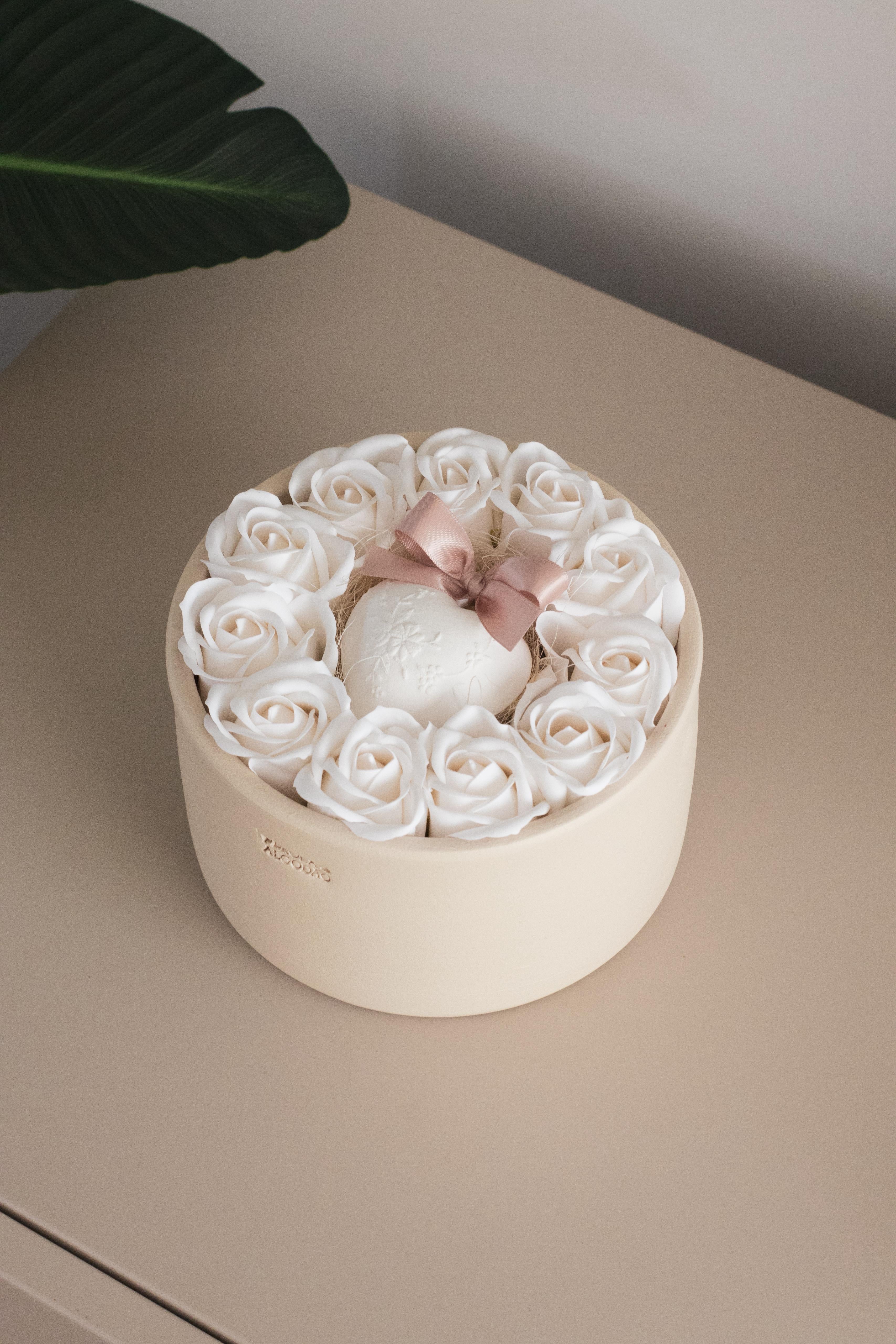 Vaso de cerâmica grande com rosas e coração de gesso perfumado