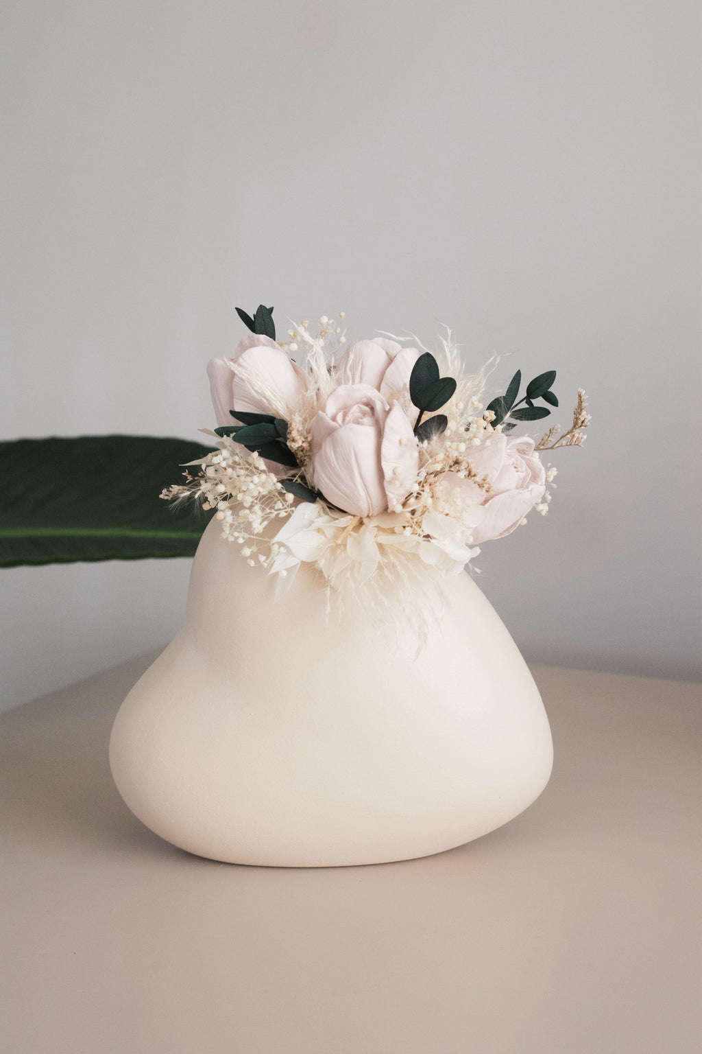 Coração lateral com flores preservadas e de gesso perfumado