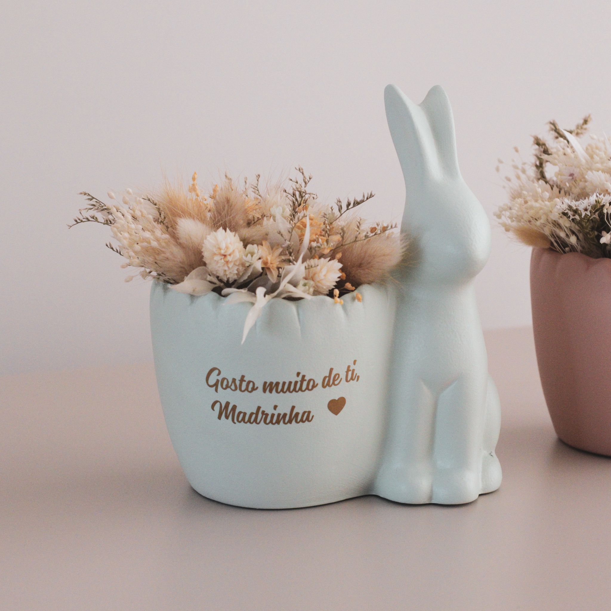Coelho com flores secas e preservadas com "Gosto muito de ti, Madrinha"