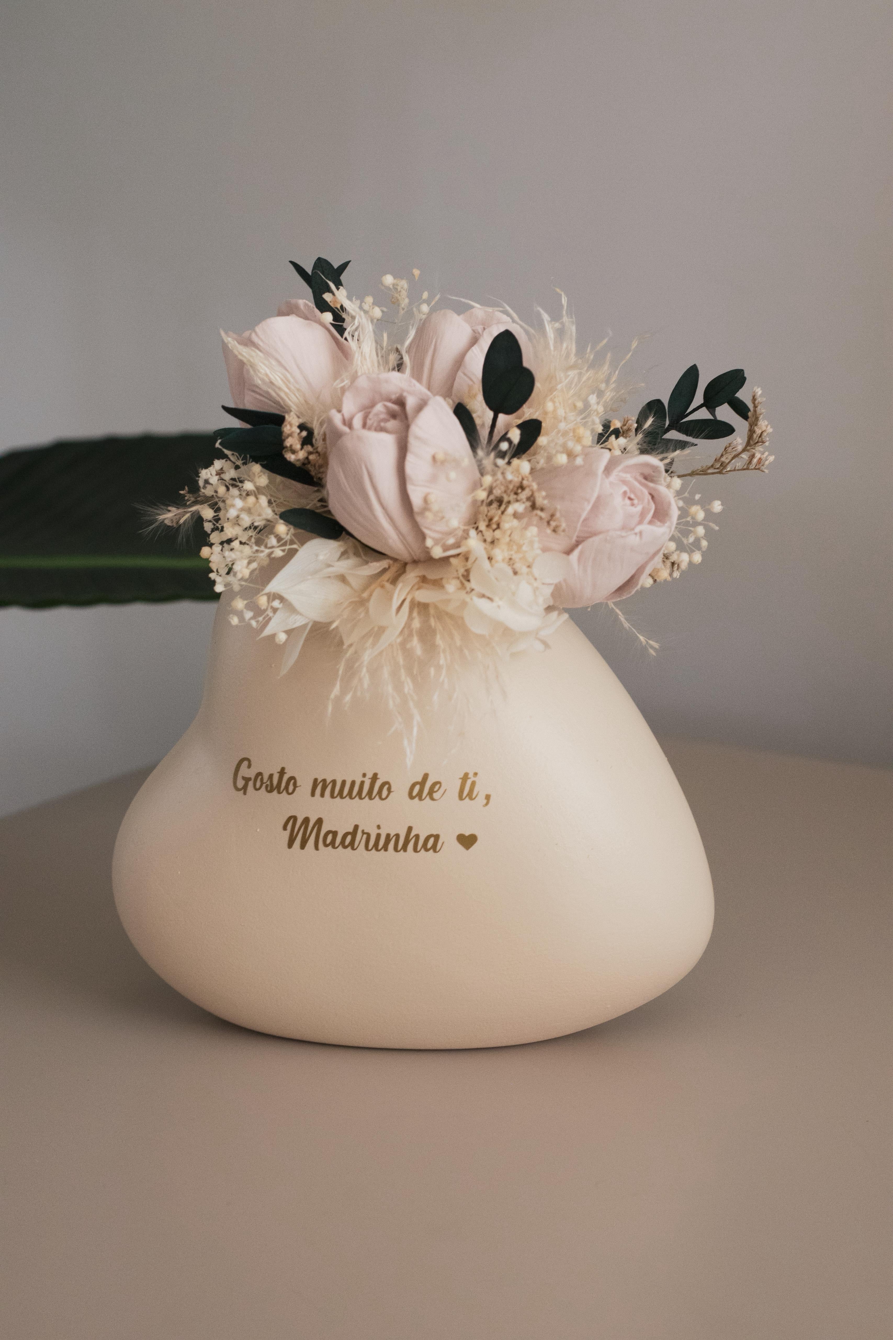 Coração lateral com flores preservadas e de gesso perfumado para a madrinha