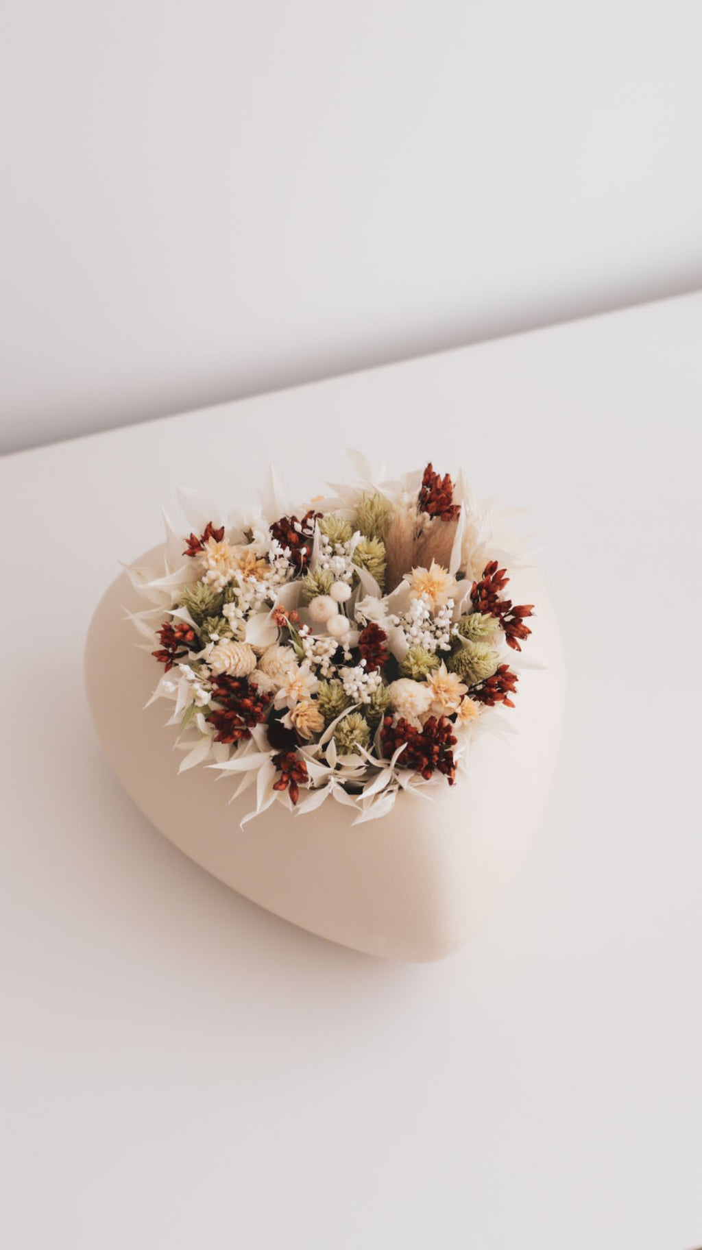 Coração com flores secas e preservadas