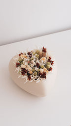 Coração com flores secas e preservadas