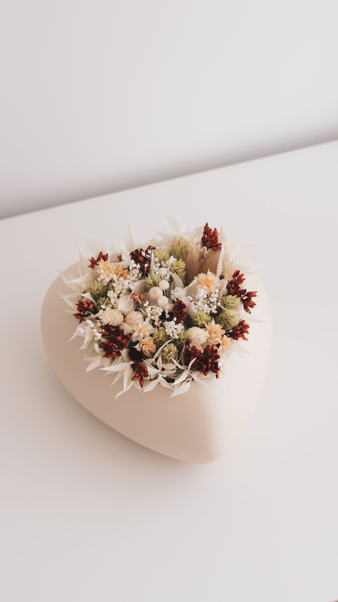 Coração com flores secas e preservadas