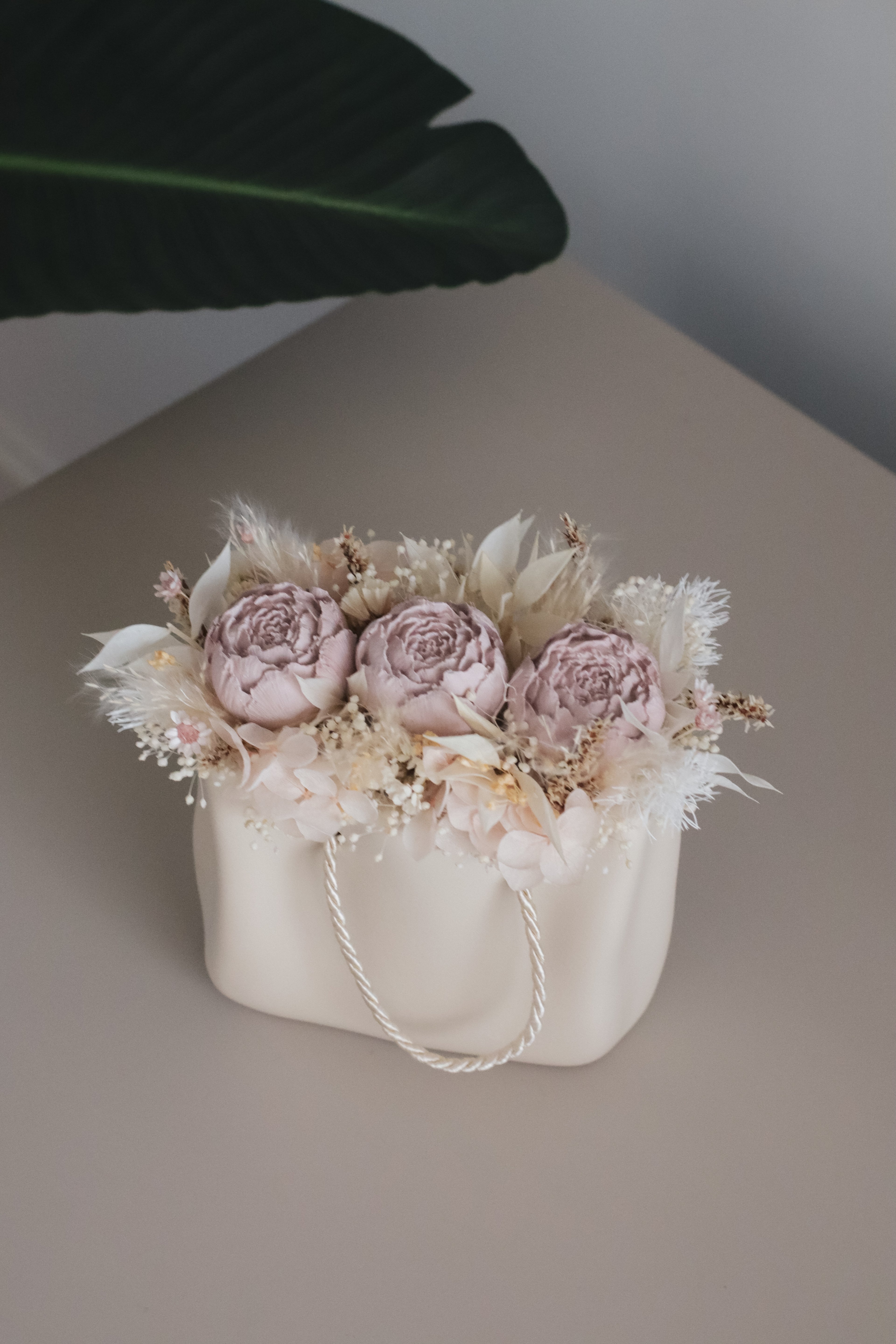 Mala com flores preservadas e de gesso perfumado