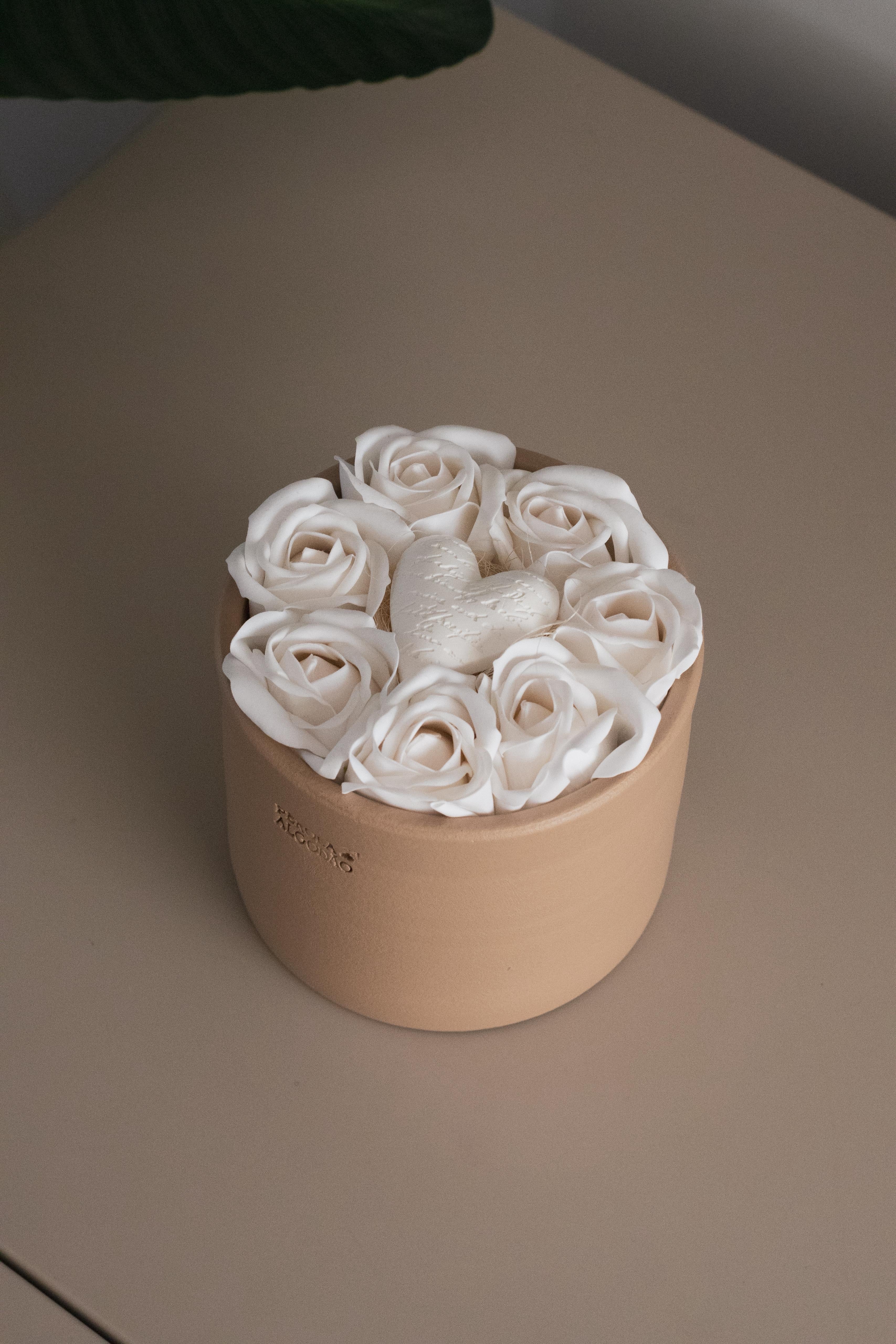 Vaso cerâmica com rosas e coração perfumado