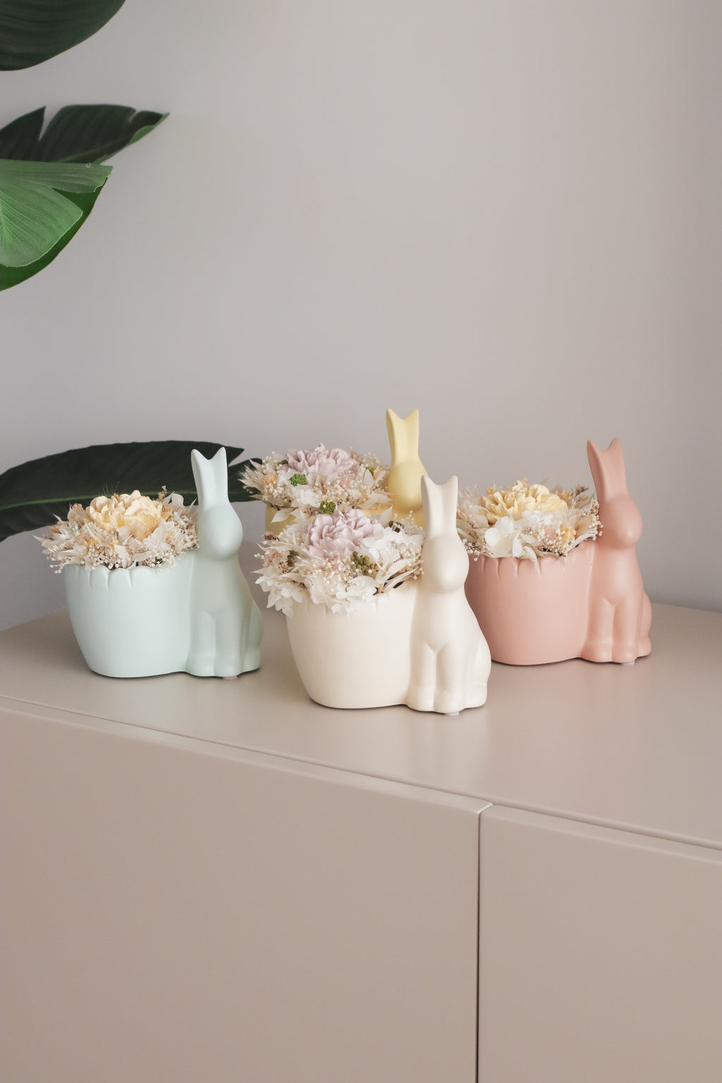 Coelho de cerâmica com flores preservadas e gesso perfumado