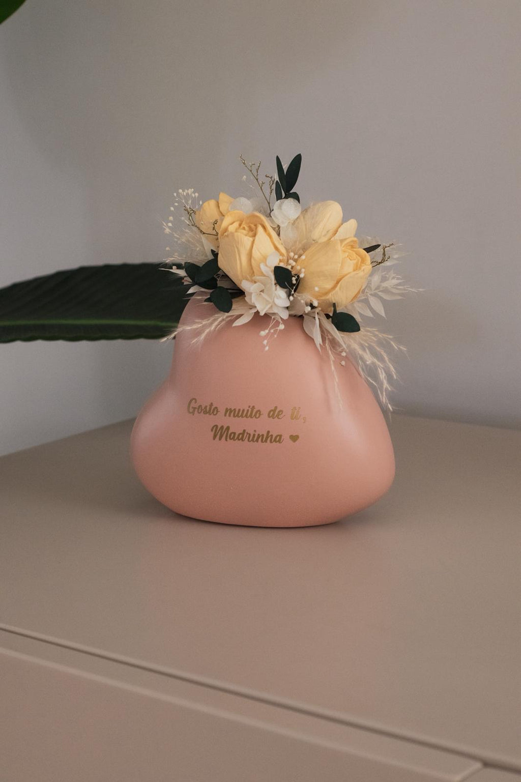 Coração lateral com flores preservadas e de gesso perfumado para a madrinha