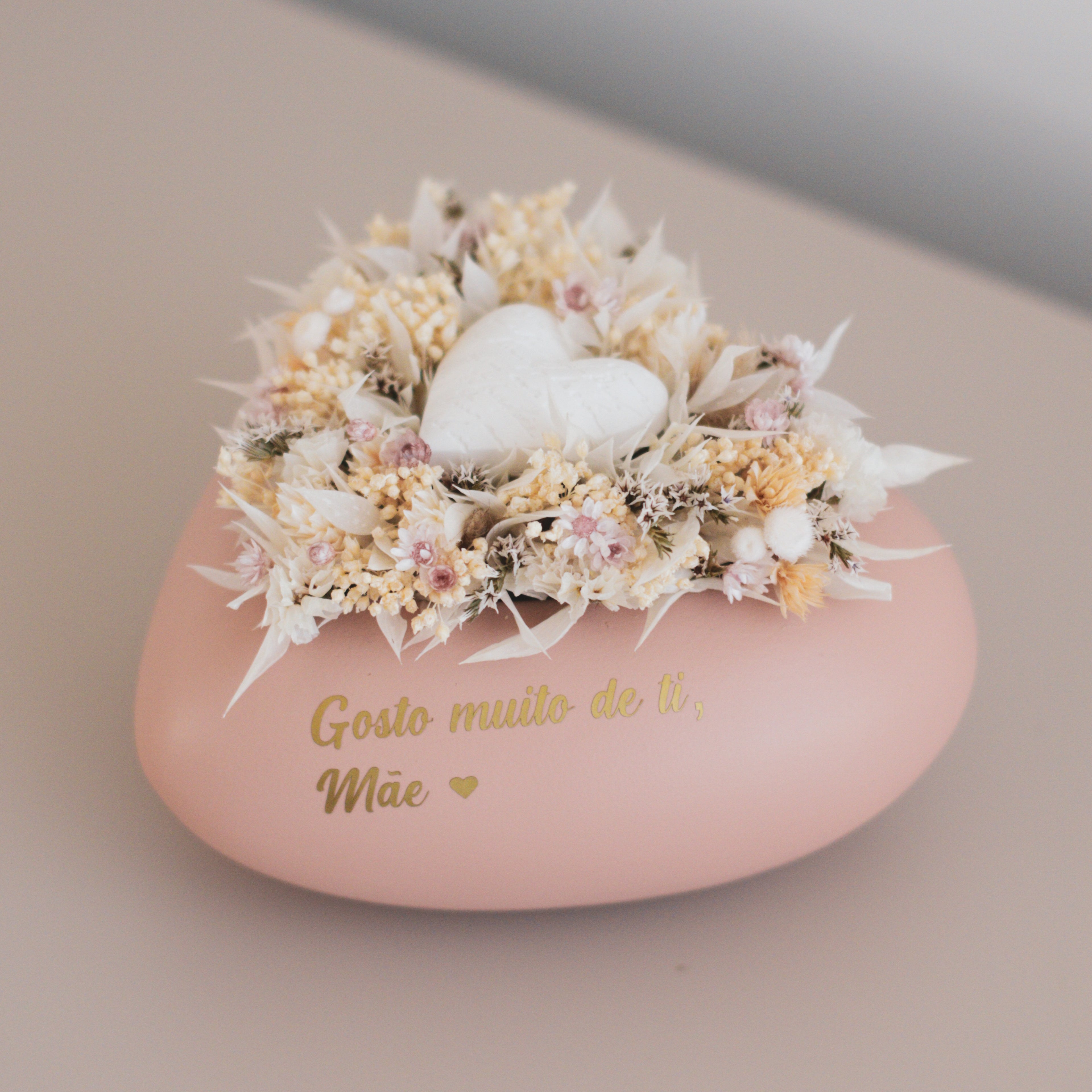 Mini coração com flores secas e preservadas e coração de gesso Mãe