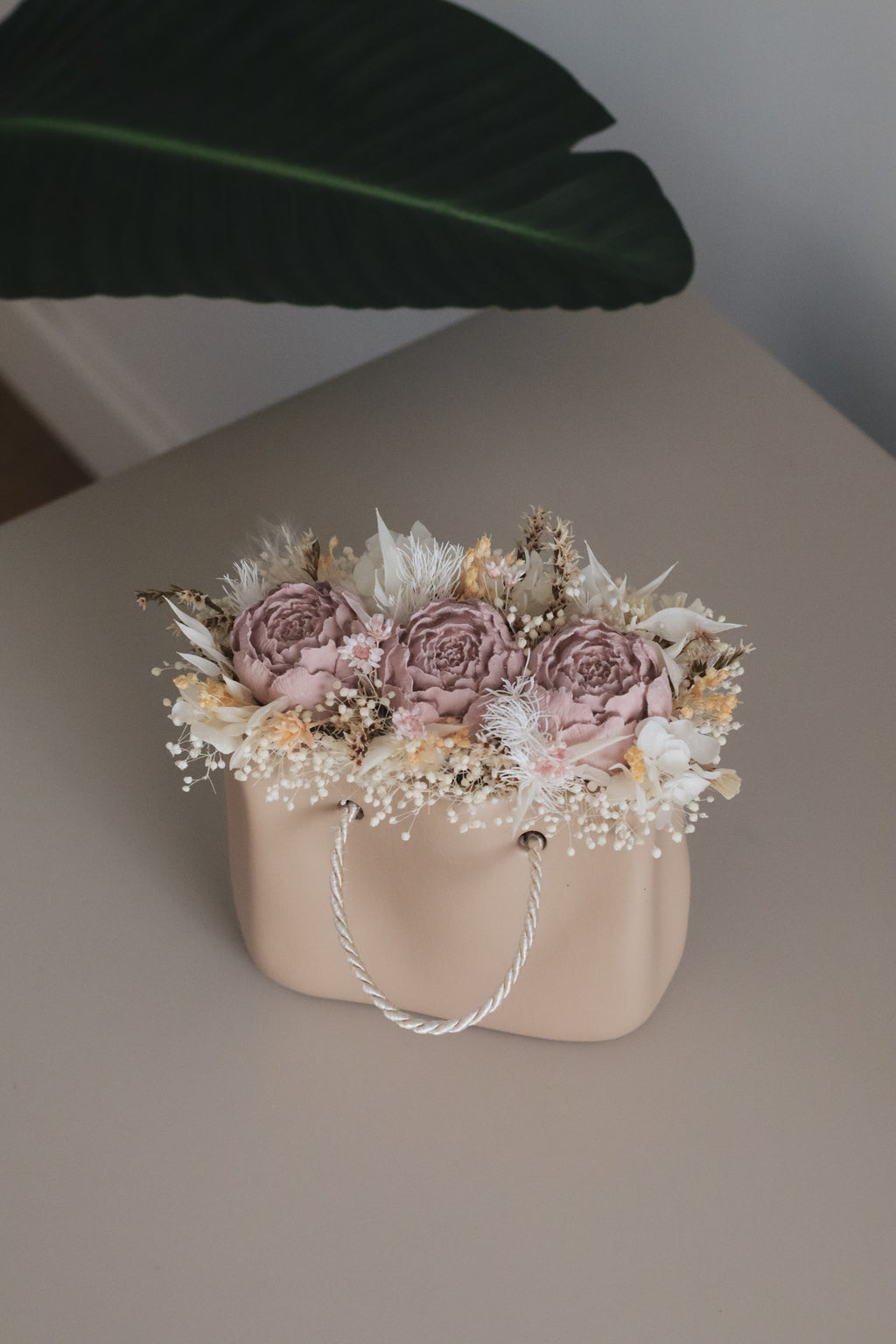 Mala com flores preservadas e 3 flores de gesso perfumado