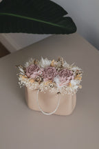 Mala com flores preservadas e 3 flores de gesso perfumado