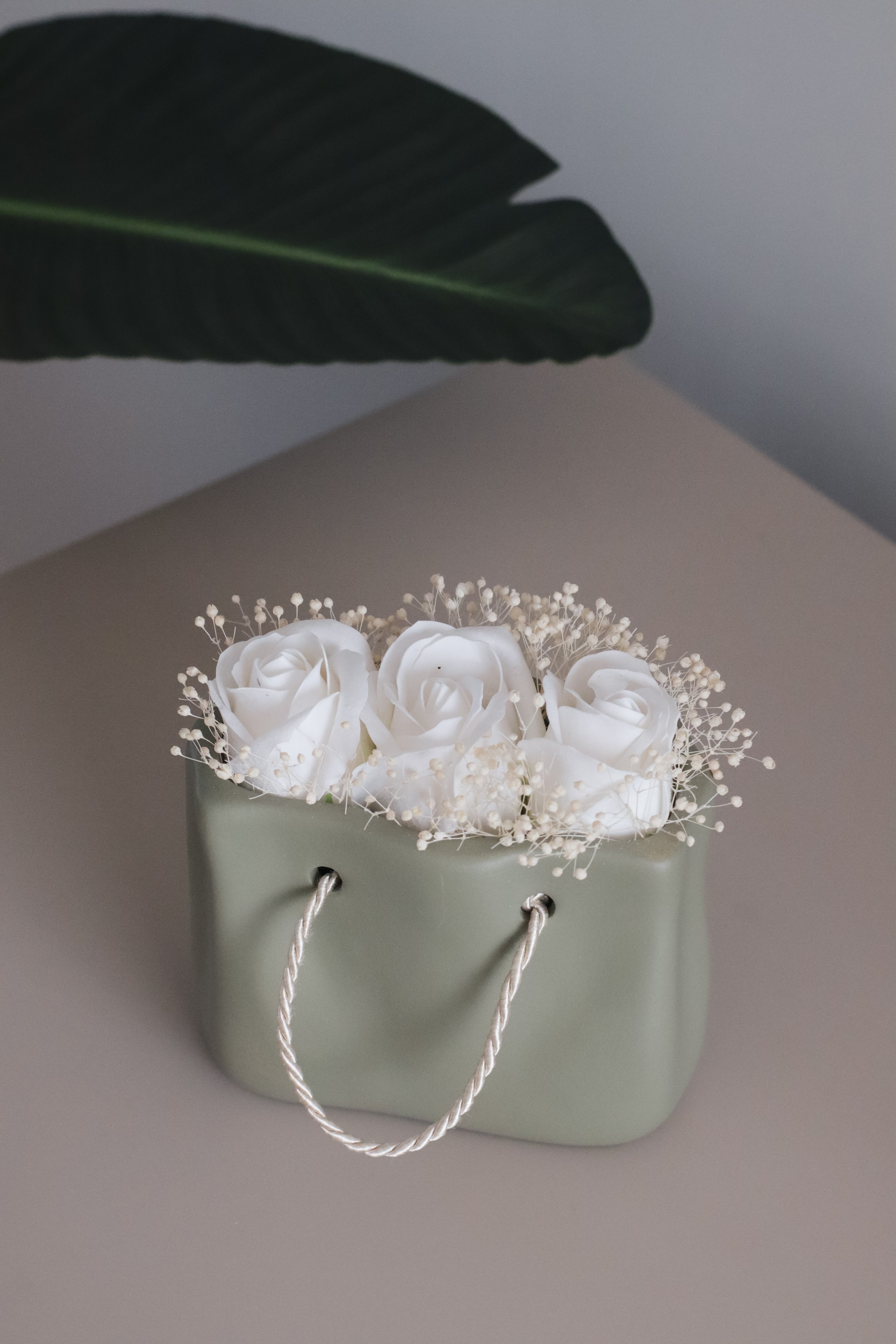 Mala com rosas e flores preservadas