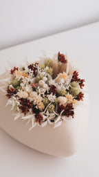 Coração com flores secas e preservadas
